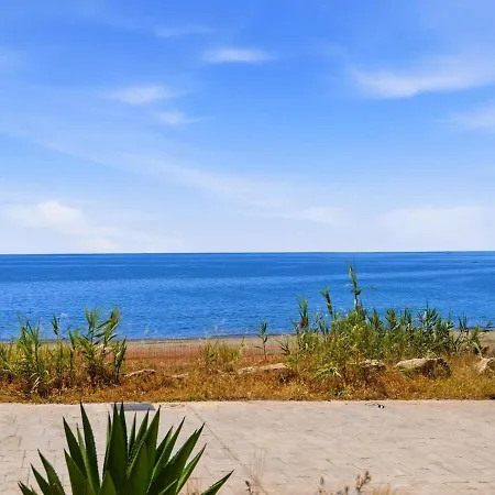 Velaya Beachfront Sanctuary * Εστεπόνα