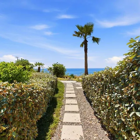 Velaya Beachfront Sanctuary Εστεπόνα